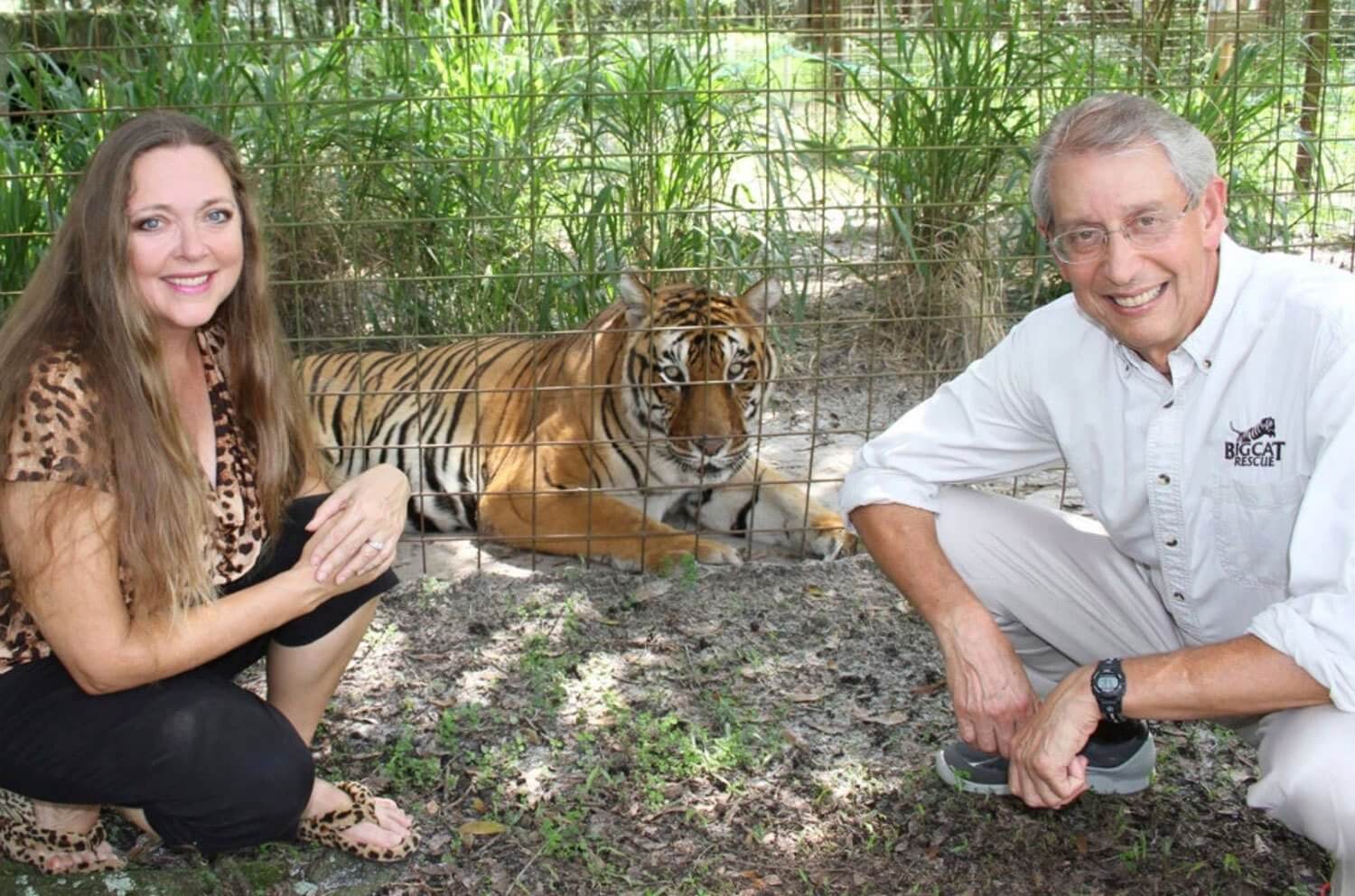 Carole dan Howard Baskin berfoto bersama seekor harimau yang dikandang